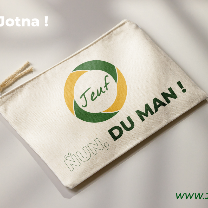 Free toiletry bag mockup copie